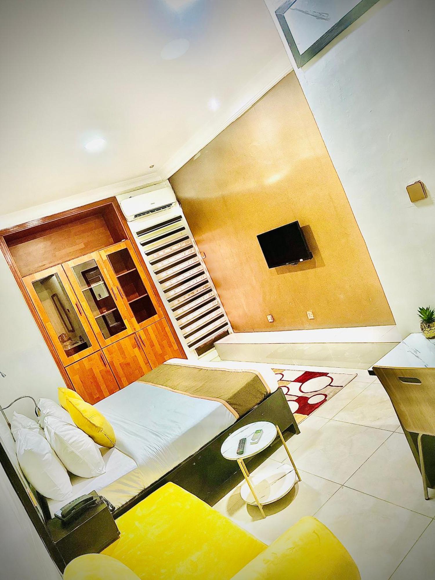 Posh Hotel And Suites Ikeja Bagian luar foto