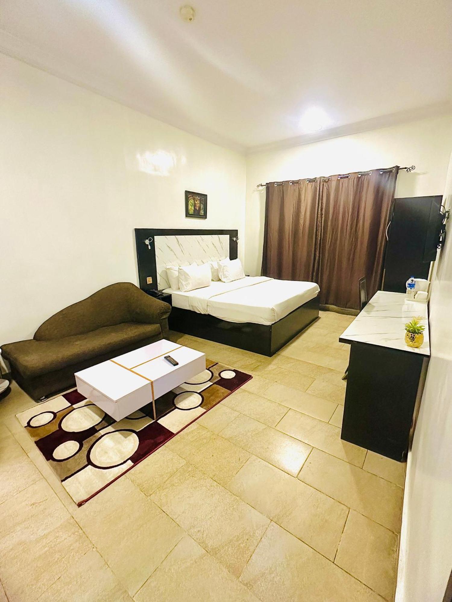 Posh Hotel And Suites Ikeja Bagian luar foto