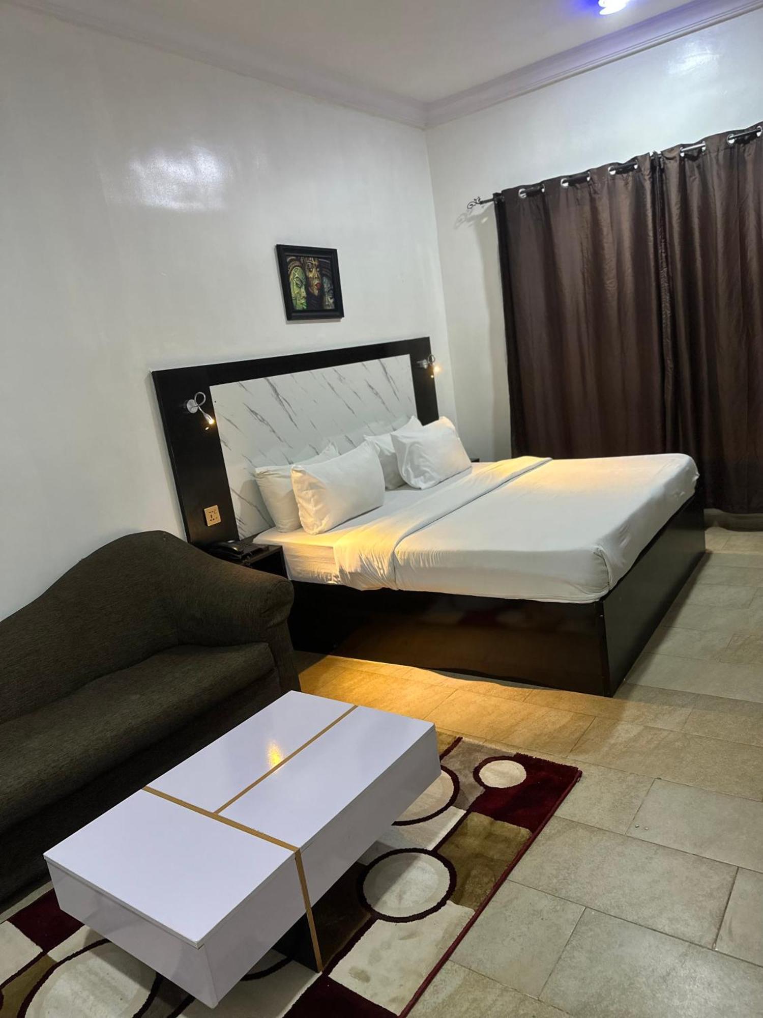 Posh Hotel And Suites Ikeja Bagian luar foto