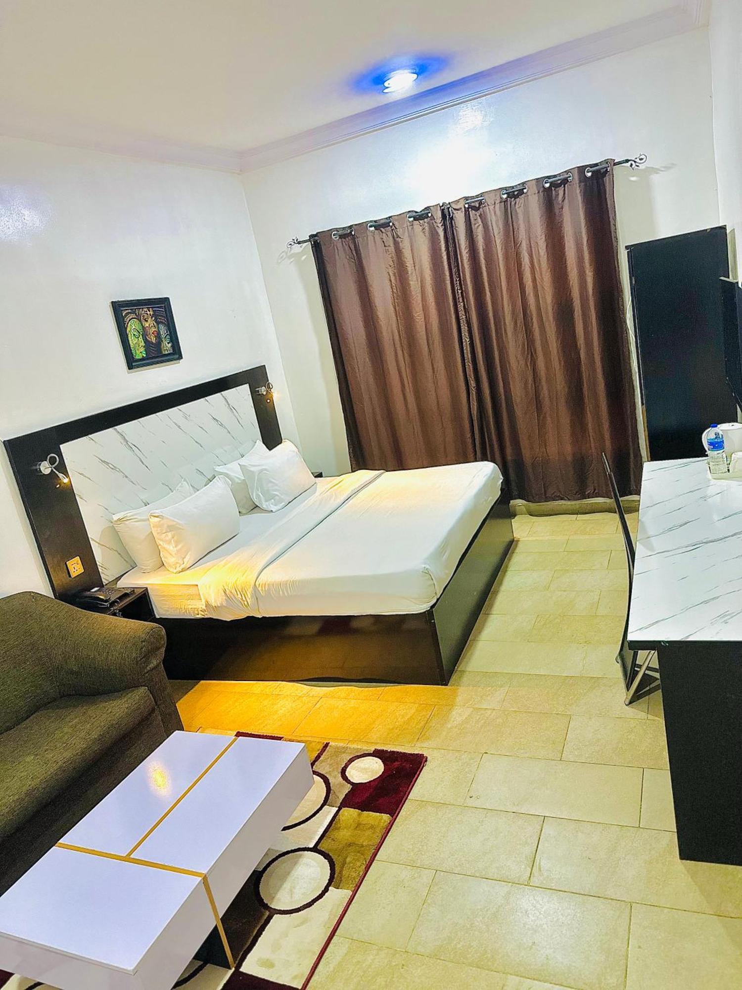 Posh Hotel And Suites Ikeja Bagian luar foto