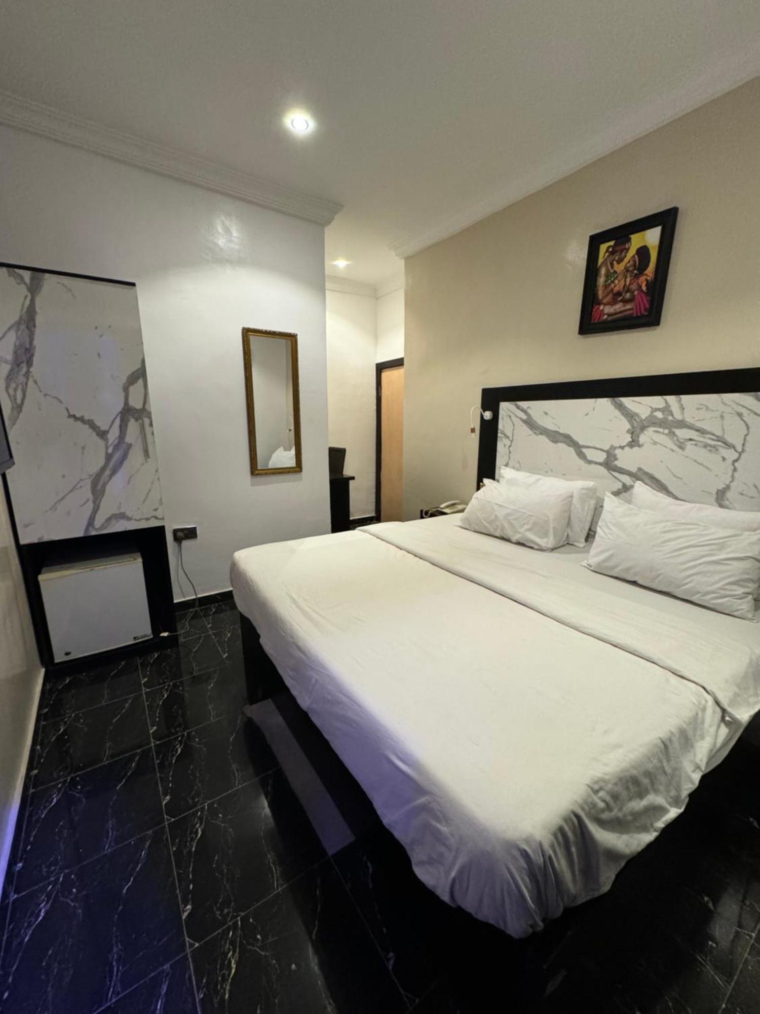 Posh Hotel And Suites Ikeja Bagian luar foto