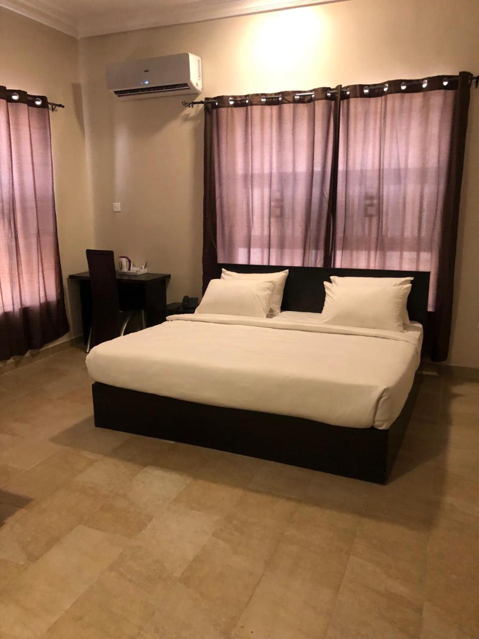 Posh Hotel And Suites Ikeja Bagian luar foto